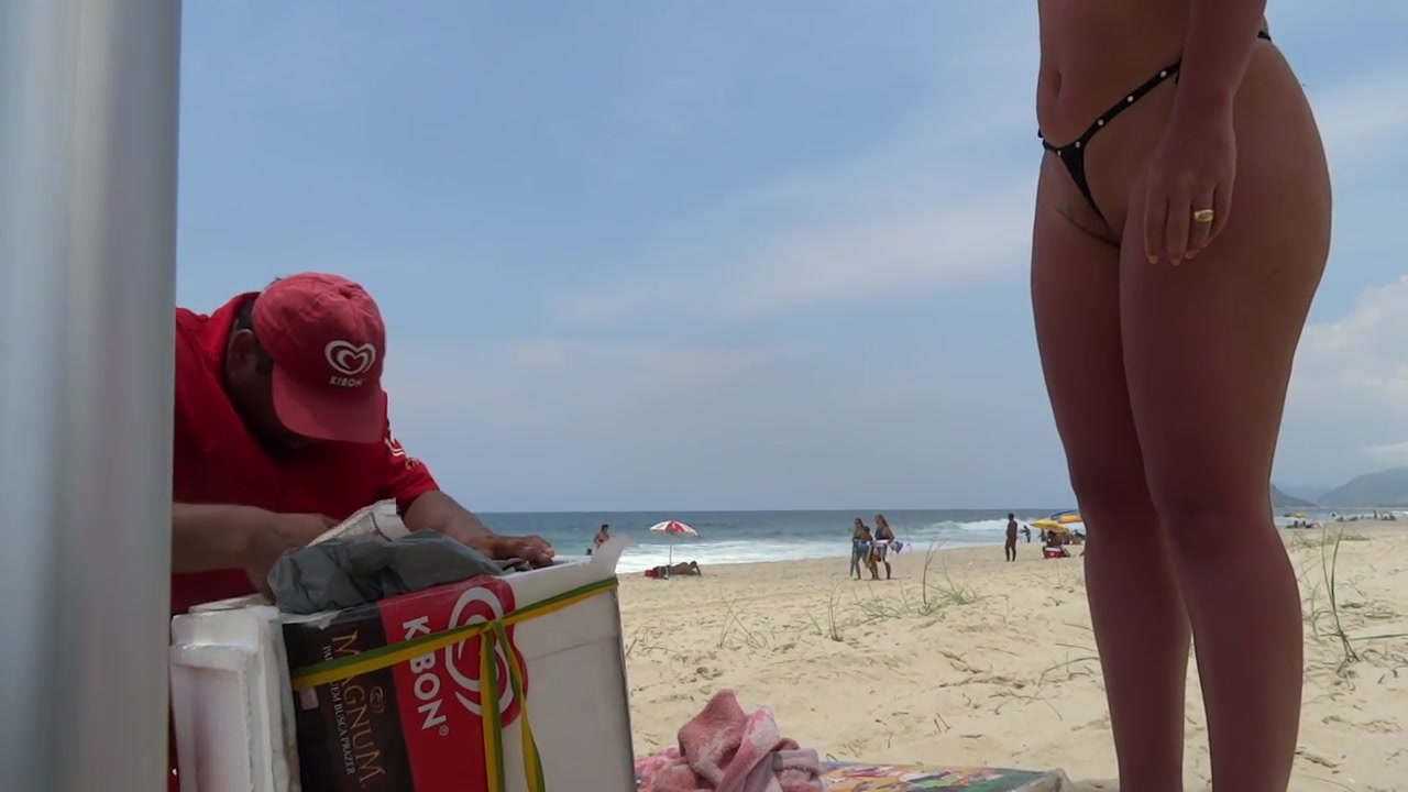 Nudista mamá delante de un extraño en la playa Foto imagen