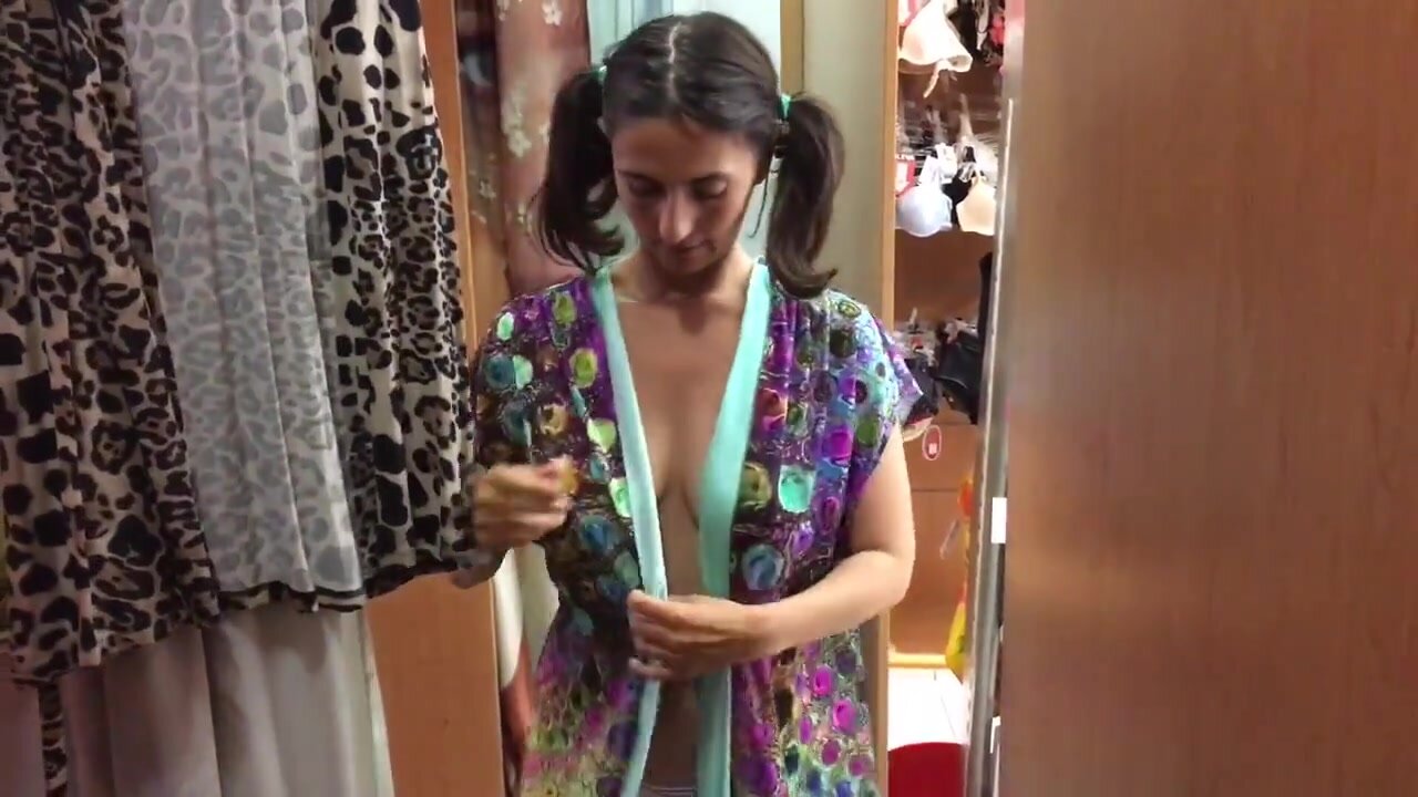 Esposa camina desnuda en la tienda mientras se prueba ropa