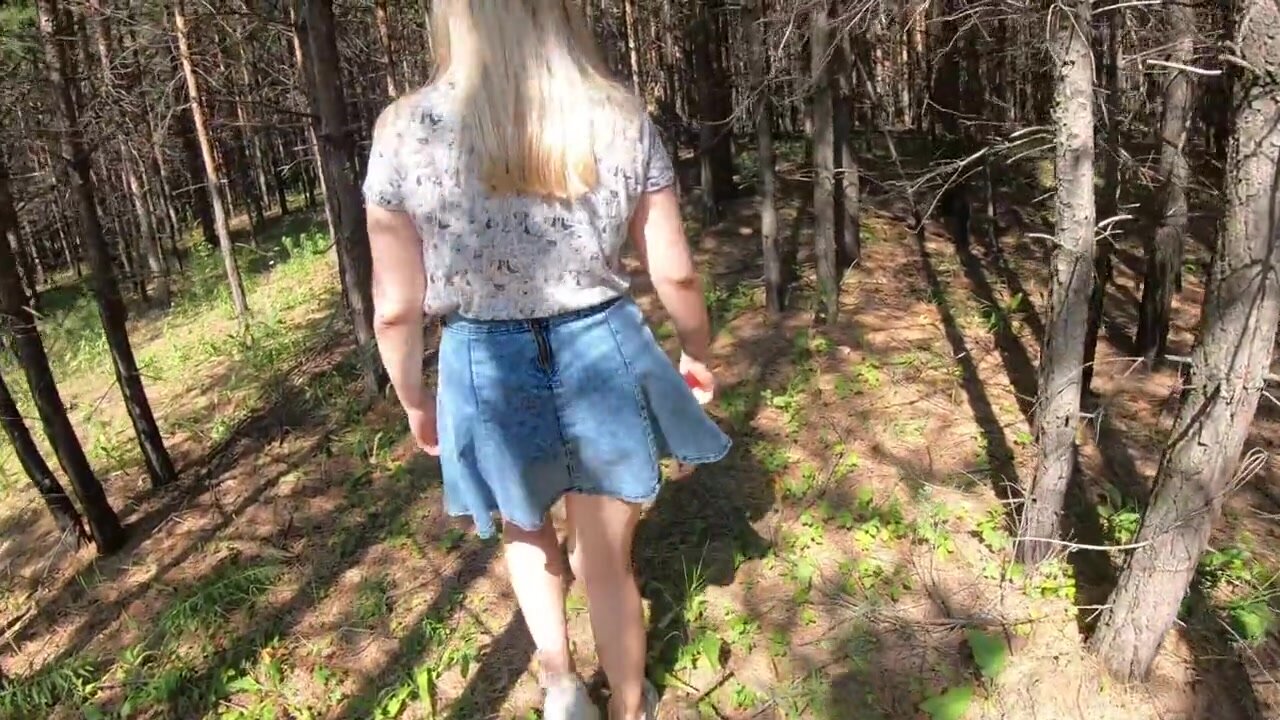 Hermosa novia rubia está chupando polla y hace sexo al aire libre en el bosque